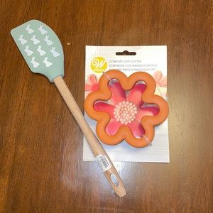 ❗️NEW❗️Crate & Barrel Spatula and Wilton Cookie Cutter